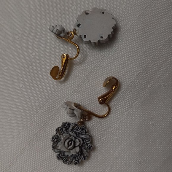 Vintage Black and White Molded Celluloid Flower Earrings - Picture 6 of 6